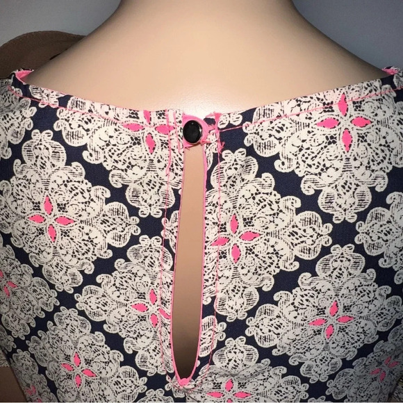 Black Bead,S, geometric print short sleeve lightweight keyhole button loop mini - Picture 4 of 8
